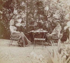 Treffen des Komitees im Garten der Familie Wille in Feldmeilen. Von links: Clara Wille-von Bismarck, Emil Richard, Fritz Gertsch, Ferdinand Affolter und Ulrich Wille.