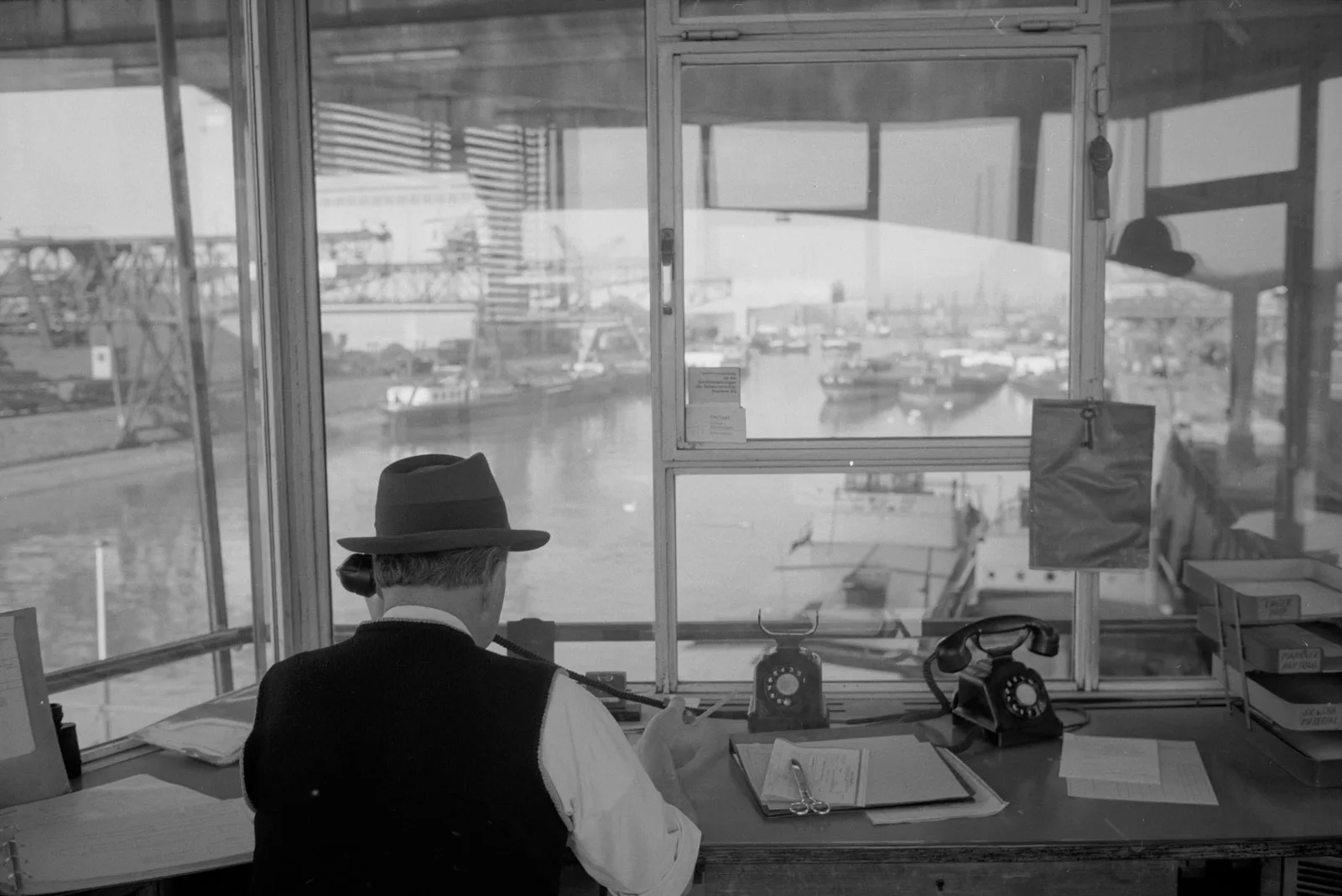 Le transbordement de marchandises exige une excellente coordination: un agent portuaire dans un centre de commande de Bâle-Petit-Huningue, 1966.