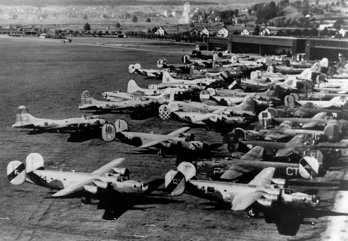 Viele der in der Schweiz abgestürzte US-Flugzeuge, auch B-24-Bomber, wurden konfisziert und auf den Flughafen Dübendorf gebracht.