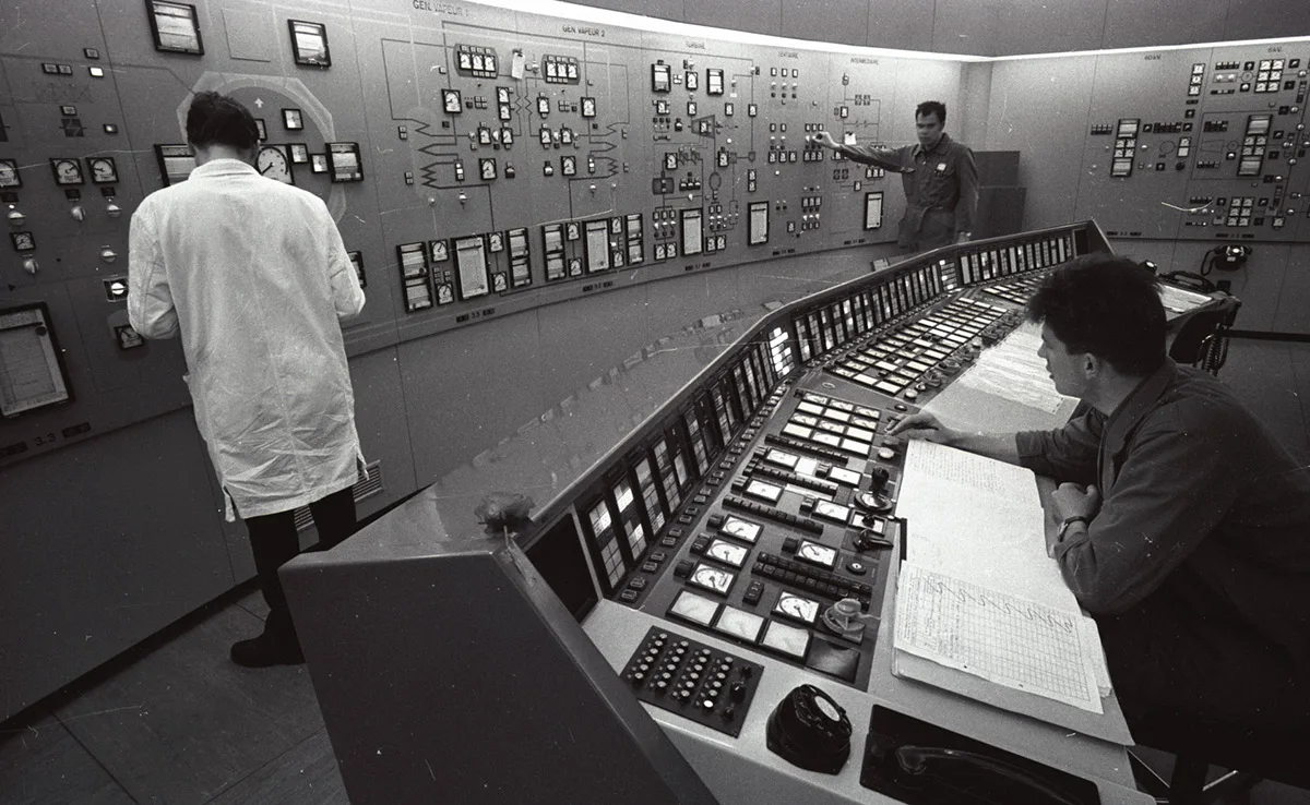 Blick in den Kontrollraum des Versuchs-AKWs von Lucens, 1968.