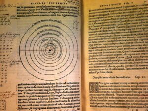 L’ouvrage De revolutionibus orbium coelestium de Copernic a agité les milieux ecclésiastiques.