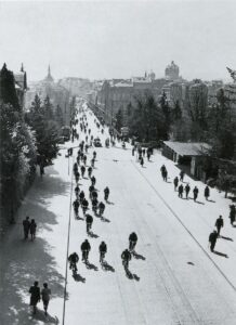 In 1946, rush-hour traffic on the Kornhausbrücke in Bern is dominated by bicycles.