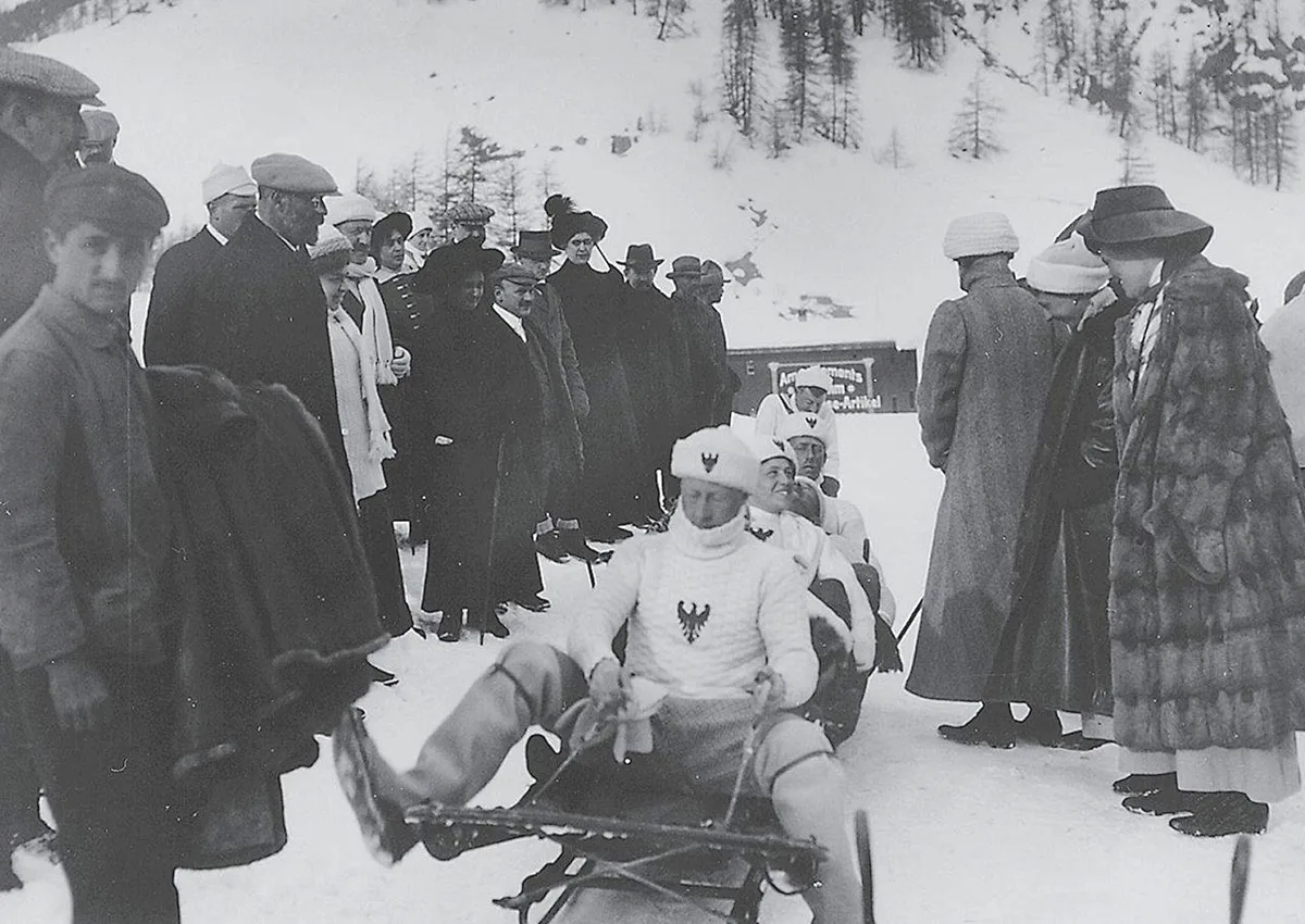 Der deutsche Kronprinz Friedrich Wilhelm mit seinem Bobsleigh «Roter Adler», 1911.