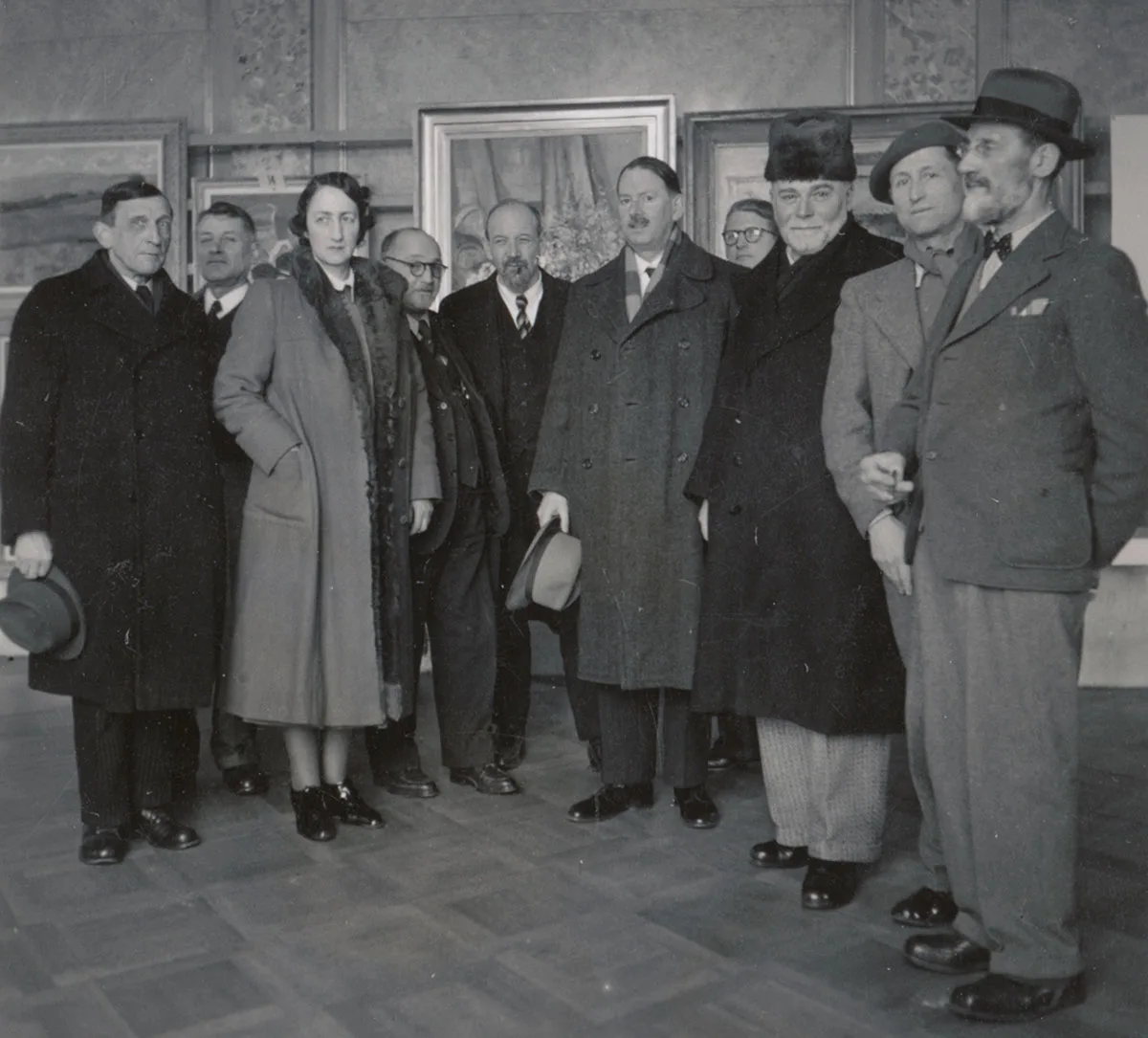 Mitglieder der Eidgenössischen Kunstkommission begutachten 1941 in der Wandelhalle in Bern die Probearbeiten eines Kunststipendienwettbewerbs.