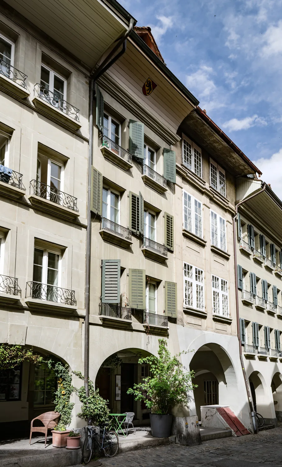 Ihr Atelier befand sich zeitlebens, von 1942 bis zu ihrem Tod im Jahr 1977, im renommierten Künstlerhaus an der Postgasse 20 in Bern – einem Ort der Kreativität, an dem auch Meret Oppenheim wirkte. Auf dem Foto ist das Haus an zweiter Stelle von rechts zu sehen.