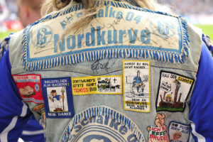Kutte eines Fans von Schalke 04. Typisch sind die Sticker, die gegnerische Teams, Fans oder Spieler diffamieren.