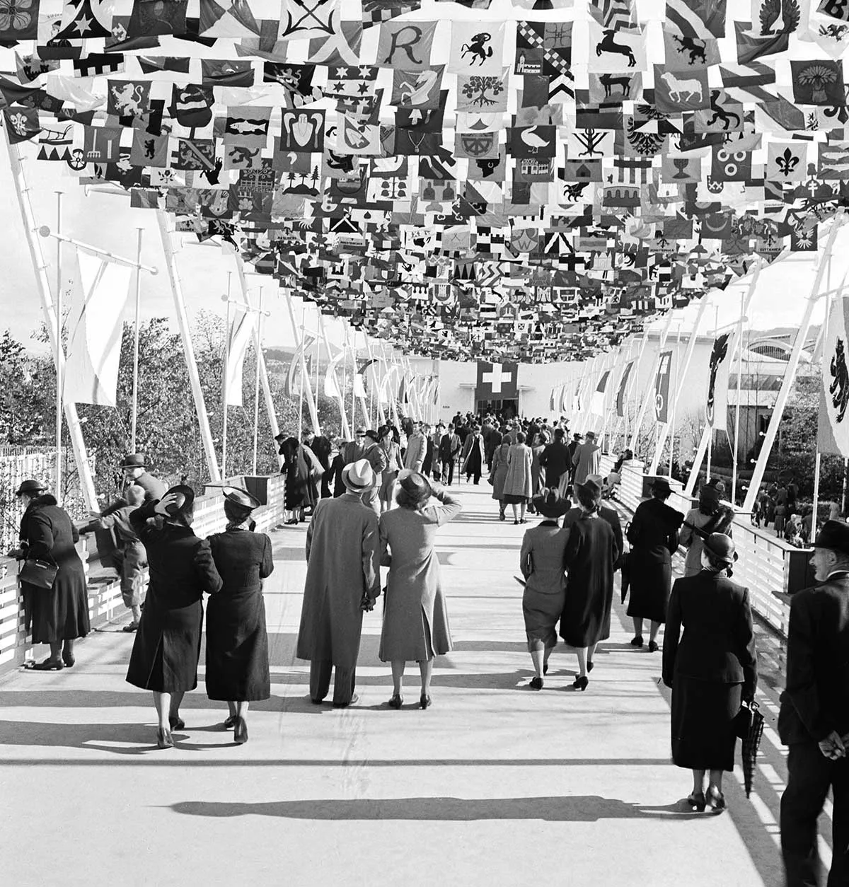 An der Landesausstellung 1939 in Zürich stand das Fahnenmeer der Gemeinden und Kantone auf dem Höhenweg für die föderalistisch-schweizerische Vielfalt in der Einheit.