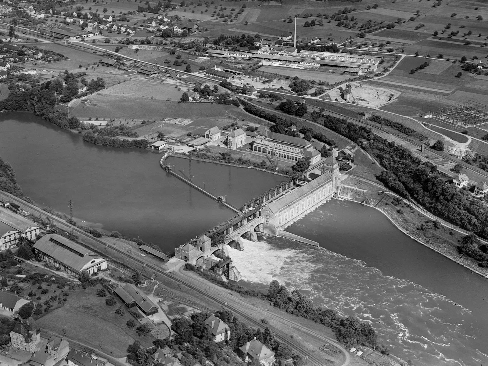 Das 1914 in Betrieb genommene Laufwasserkraftwerk Laufenburg am Hochrhein steht heute unter Denkmalschutz und ist in der Schweiz als Kulturgut von nationaler Bedeutung deklariert. Aufnahme am 26.05.1953.