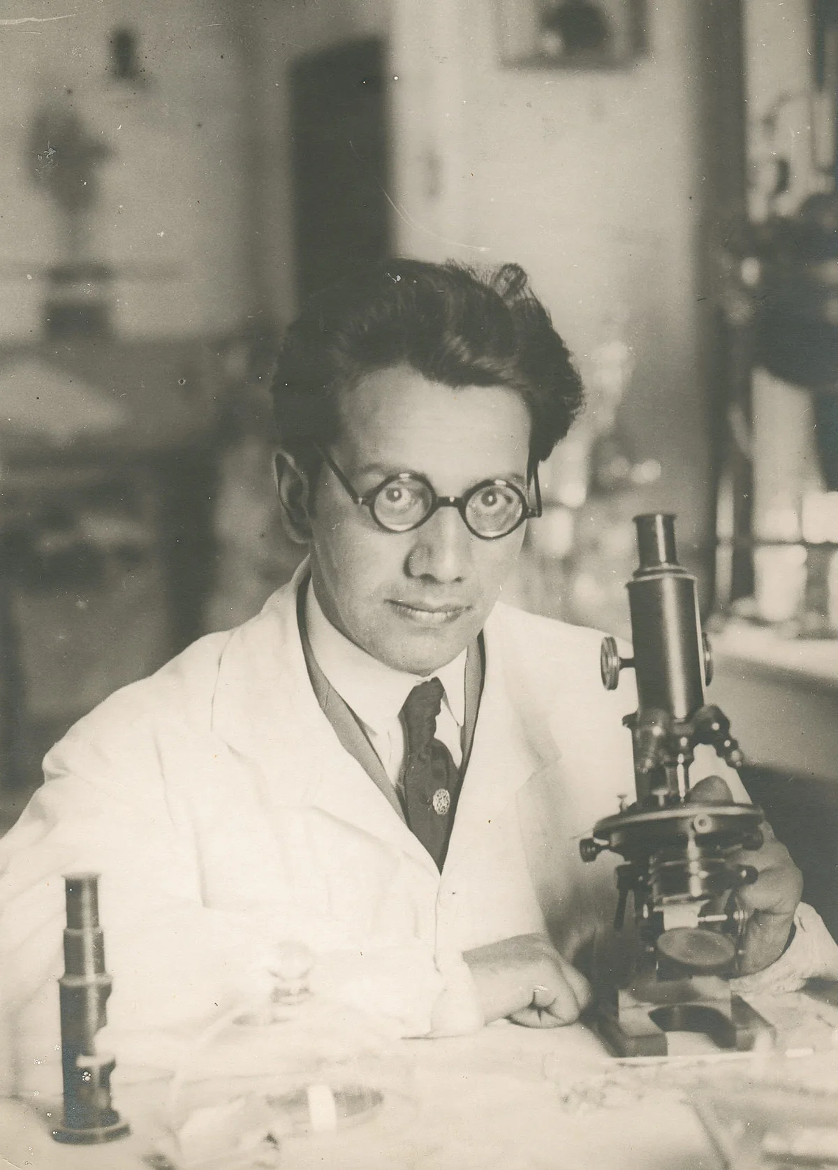 Leander Tormakin in seinem Labor, aufgenommen 1924.