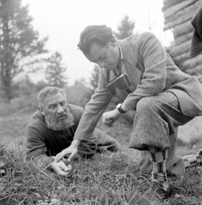 Le réalisateur Leopold Lindtberg (à droite) et Heinrich Gretler dans le rôle de Werner Stauffacher lors du tournage du film "Landammann Stauffacher" (1941) au village du film au bord du lac de Lauerz.