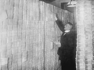 Des montagnes de billets: au début du XXe siècle, l’hyperinflation incite le Liechtenstein à faire du franc suisse sa monnaie nationale.