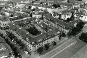 The housing development Limmat I, built in 1908, was the first non-profit housing construction project in Zurich. Photograph taken by Ralph Hut, 2003.