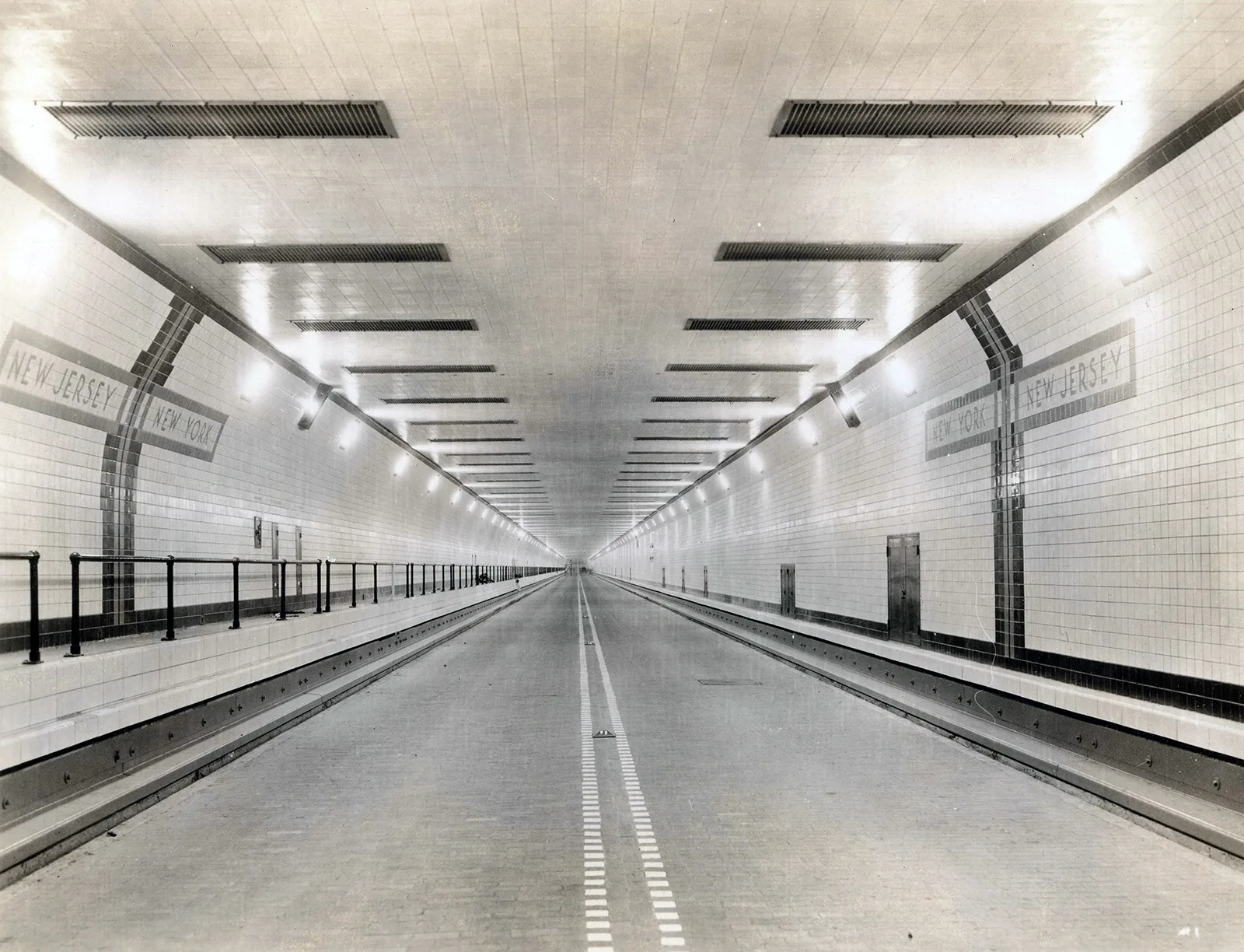 Im Innern des Lincoln Tunnel in New York, fertiggestellt 1937.