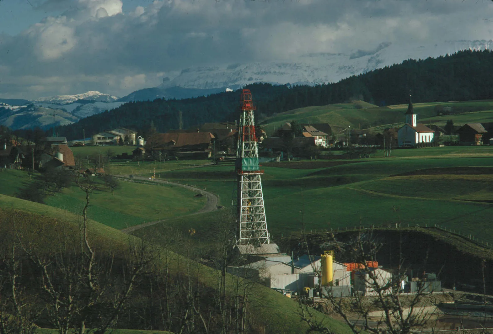 Der Bohrturm in der bernischen Gemeinde Linden.