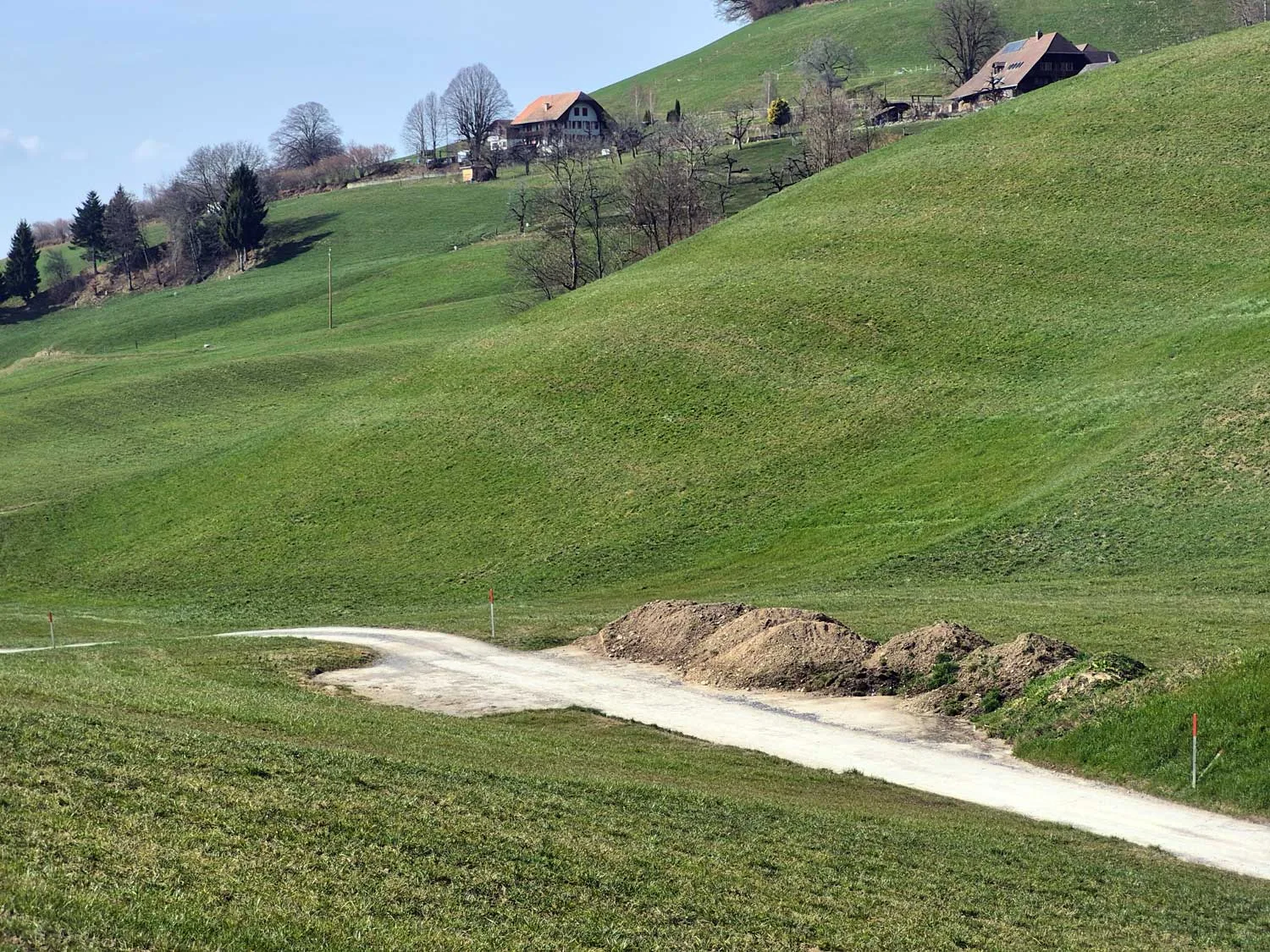 Von der Bohrstelle in Linden ist heute nur noch die Betonplatte sichtbar, auf der einst der Bohrturm stand.