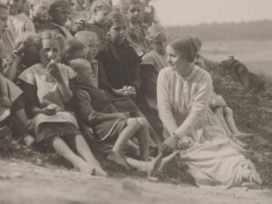 Lisa Tetzner in einer Kinderschar in Thüringen, um 1919.