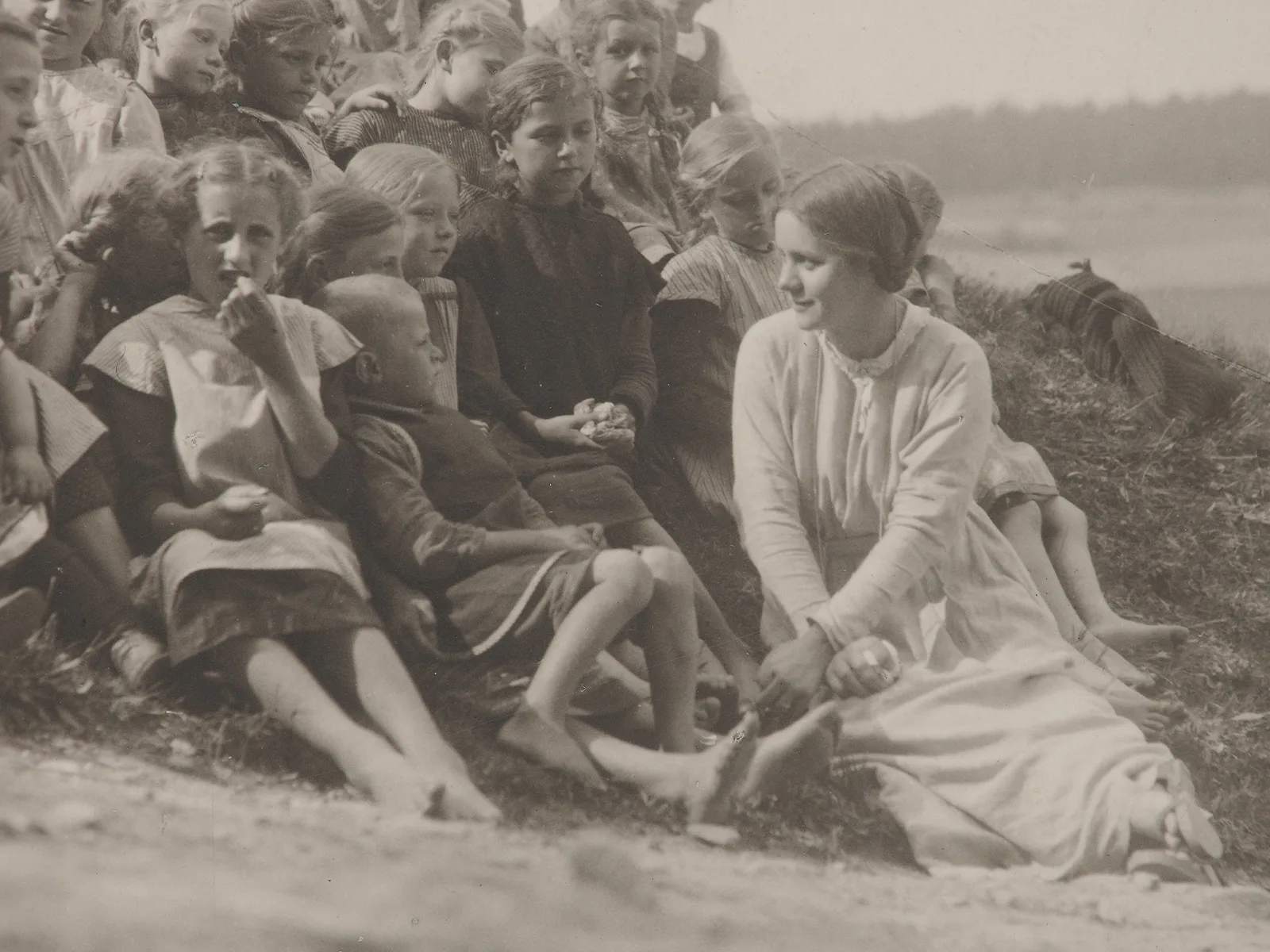 Lisa Tetzner with a group of children, circa 1919.