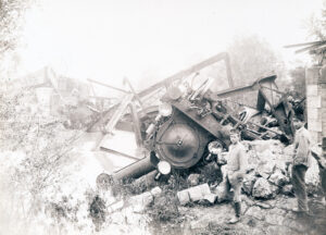 La locomotive du train fut partiellement détruite.