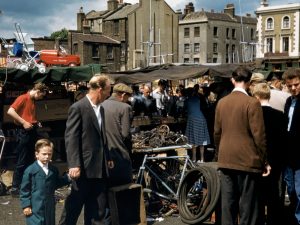 Illustration de l’économie circulaire: un marché aux puces dominical à Londres, 1958.