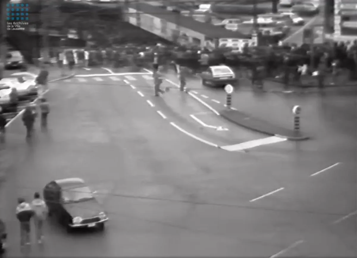 Die Verkehrsüberwachungskamera der Polizei nimmt den davonziehenden Zug der Demonstrierenden vom Place de la Gare aus auf.