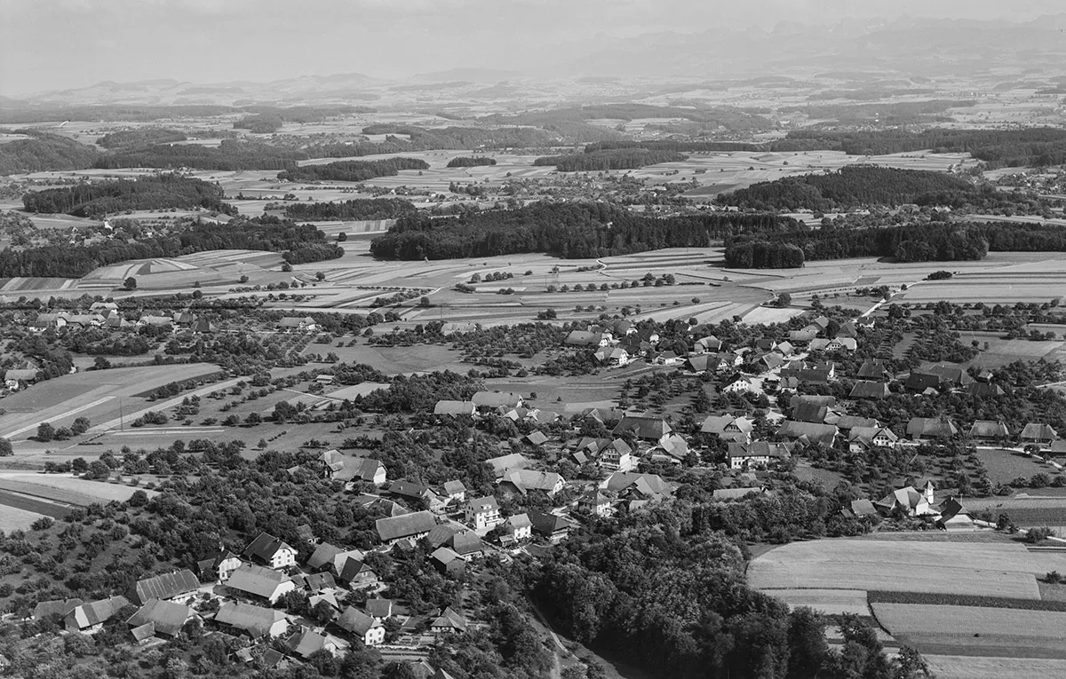 Das beschauliche Ried bei Kerzers im Kanton Freiburg. Luftaufnahme von 1954.