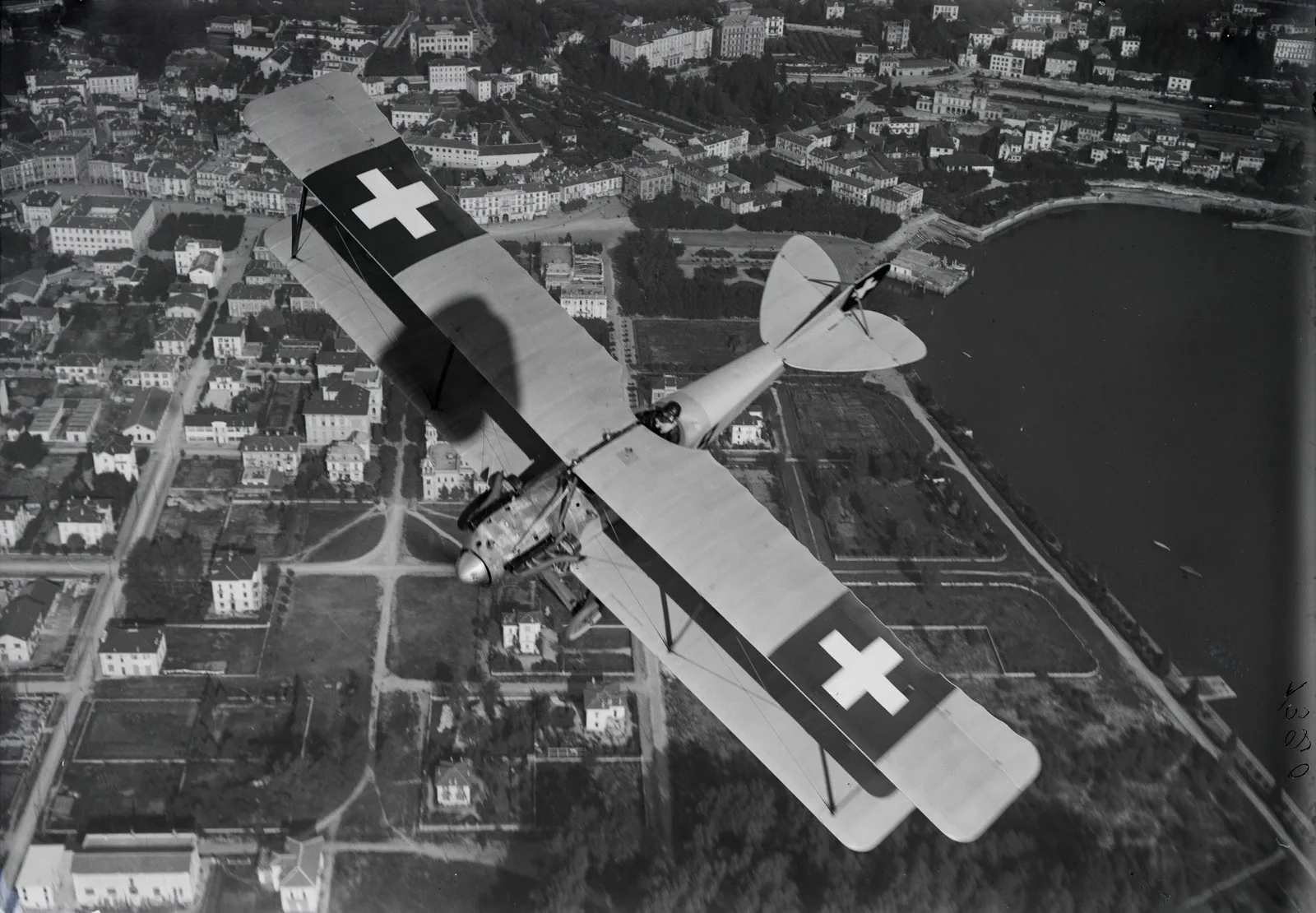 Der Krieg als Triebfeder: Ein Flugzeug der erst ein paar Jahre alten Schweizer Luftwaffe über Locarno fotografiert 1919 von Walter Mittelholzer.