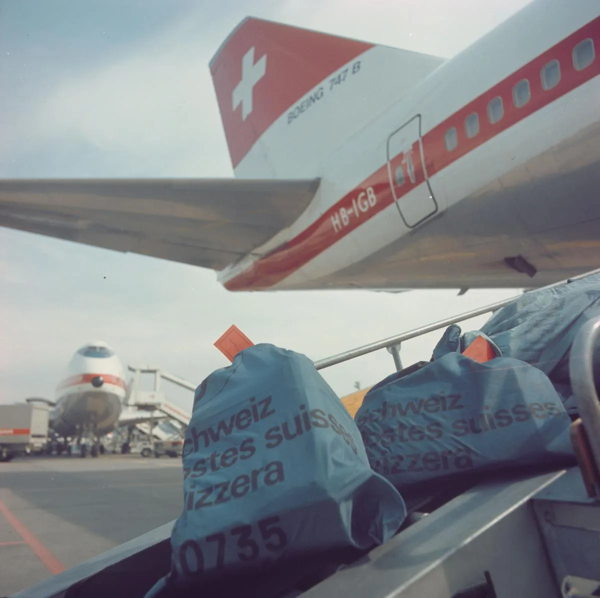 Teil einer globalen Infrastruktur: Postsäcke beim Verlad in eine Boeing 747 der Swissair 1973.