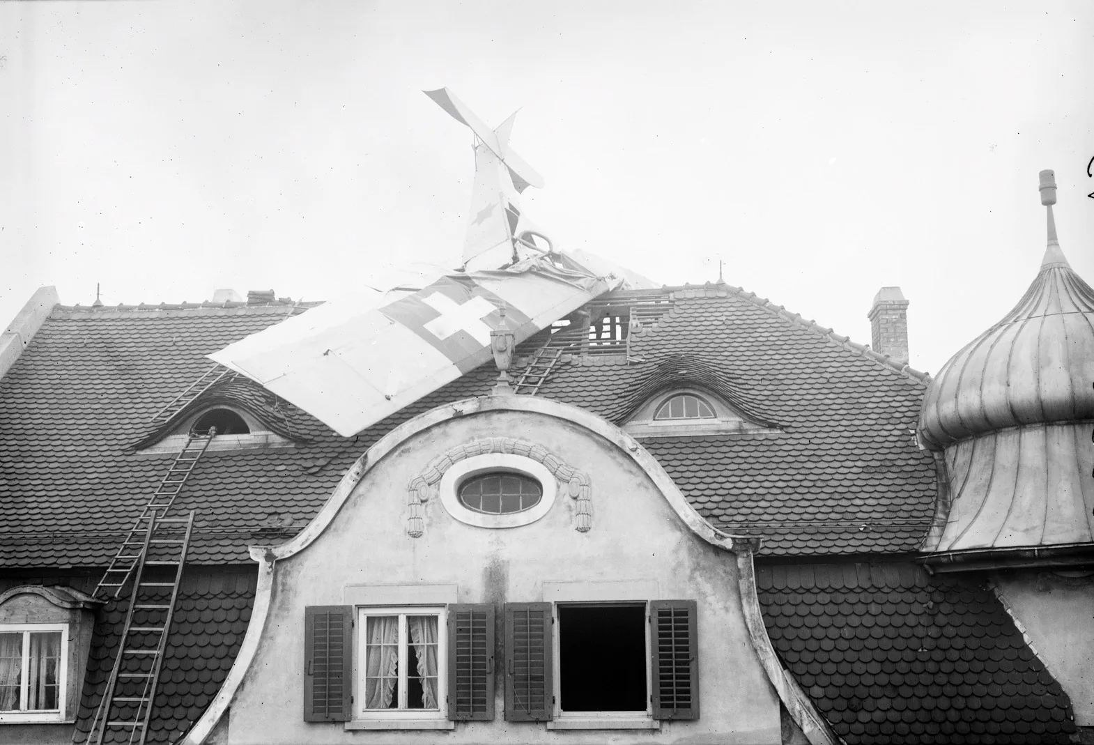 Die noch junge Luftfahrt war abenteuerlich und mitunter gefährlich, wie dieser spektakuläre Absturz von 1917 auf das Dach des Hotels Löwen in Schlieren zeigt.