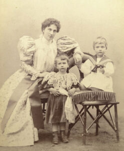 Louise avec deux de ses fils aînés, dans les années 1890.