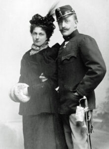 Luise und Leopold, das Geschwisterpaar mit einem Faible für Fettnäpfchen. Das Bild entstand um 1900.