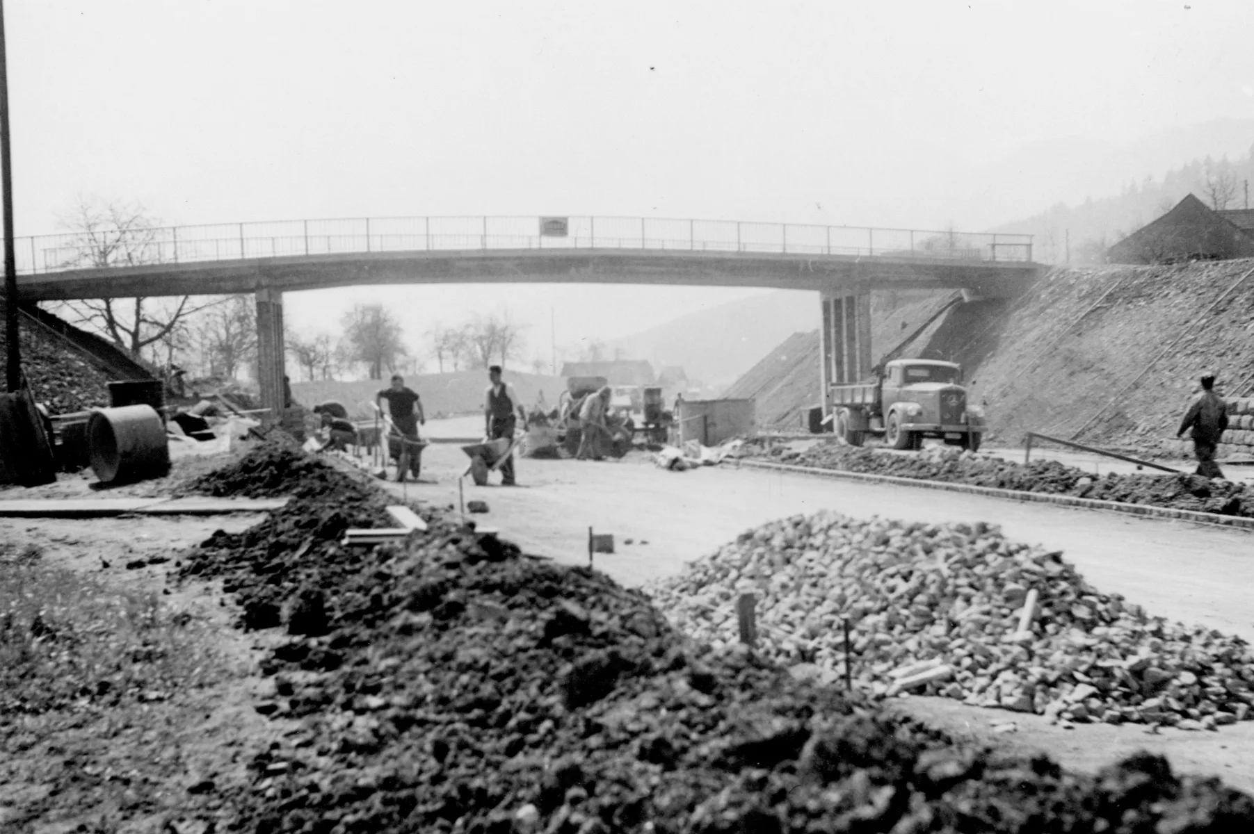 Bau der Autobahn Luzern-Ennethorw. Überführung der Grisigenstrasse in Ennethorw, um 1954.