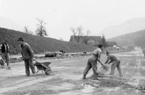 Bau der Autobahn Luzern-Ennethorw. Erstellen der Rohplanie durch anlegen von Schroppen und nachheriges absenken mit Staubsand, um 1954.