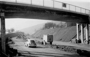 Bau der Autobahn Luzern-Ennethorw. Überführung der Grisigenstrasse in Ennethorw, um 1954.