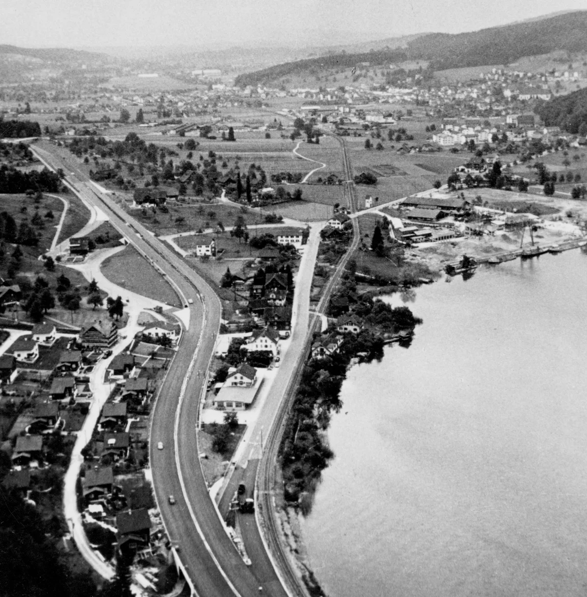 Die Autobahn Luzern-Ennethorw an ihrem Südende, um 1955.