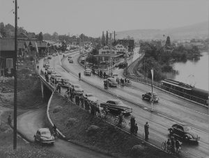 Reger Verkehr auf der Autobahn bei Horw, um 1955.