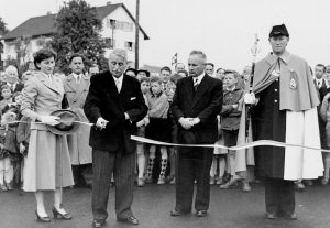 Regierungsrat Winiker zerschneidet das Band anlässlich der Eröffnung der Autobahn Luzern-Ennethorw am 11. Juni 1955.