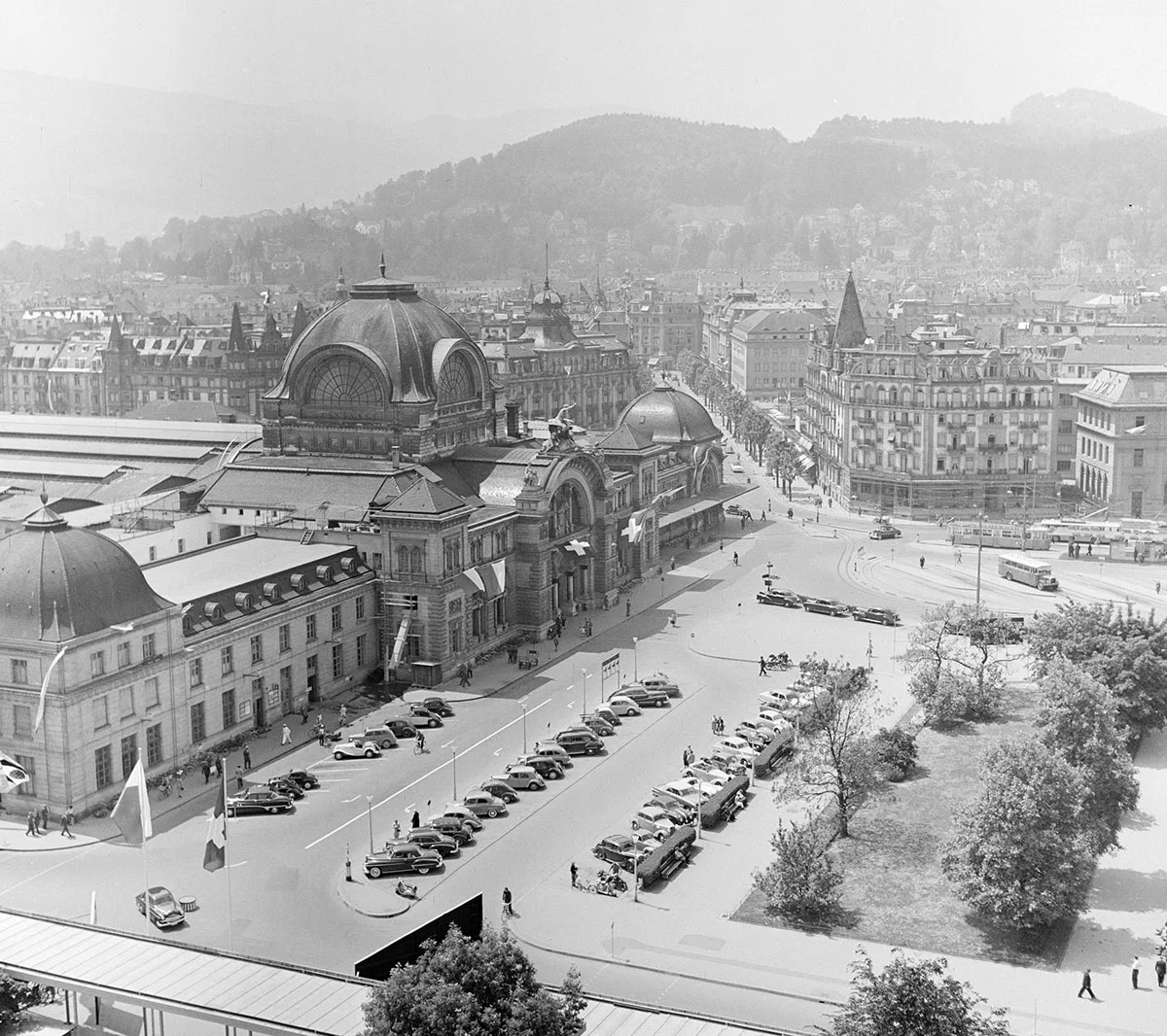 Der am 1. November 1896 eröffnete Luzerner Bahnhof vor dem Brand.