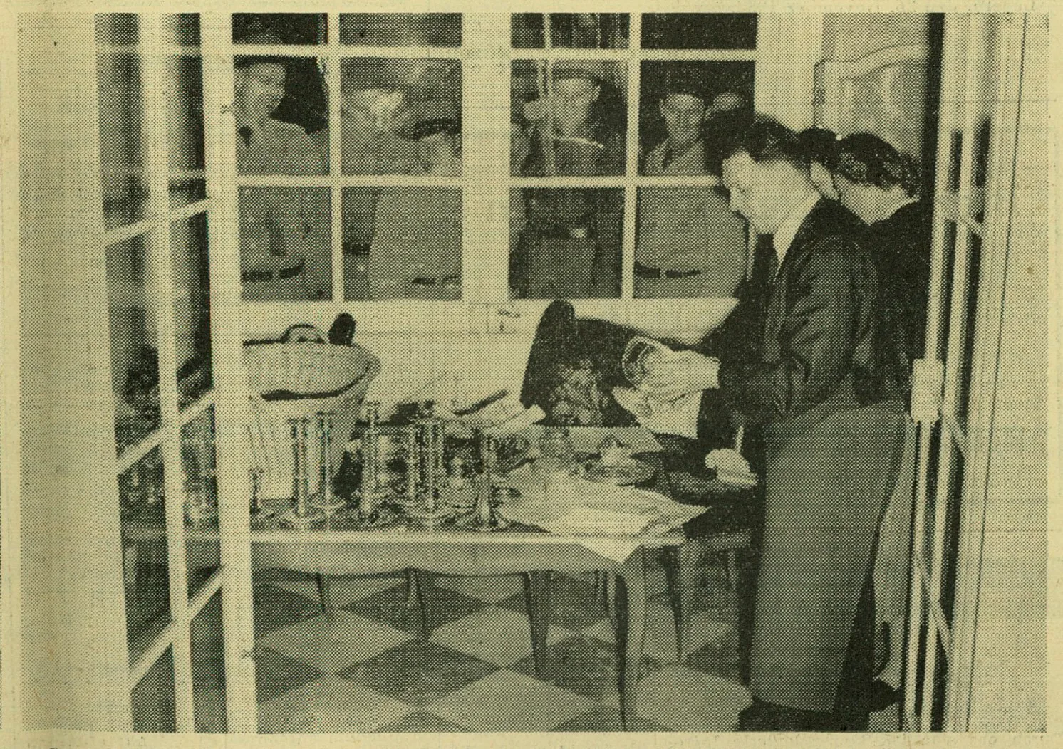 Im Schloss Jegenstorf unter den Auspizien von Wachtsoldaten: Angestellte des Hotels Bellevue-Palace polieren das bei der Firma Jezler geliehene Silber auf Hochglanz. Luzerner Tagblatt, 27. November 1954.