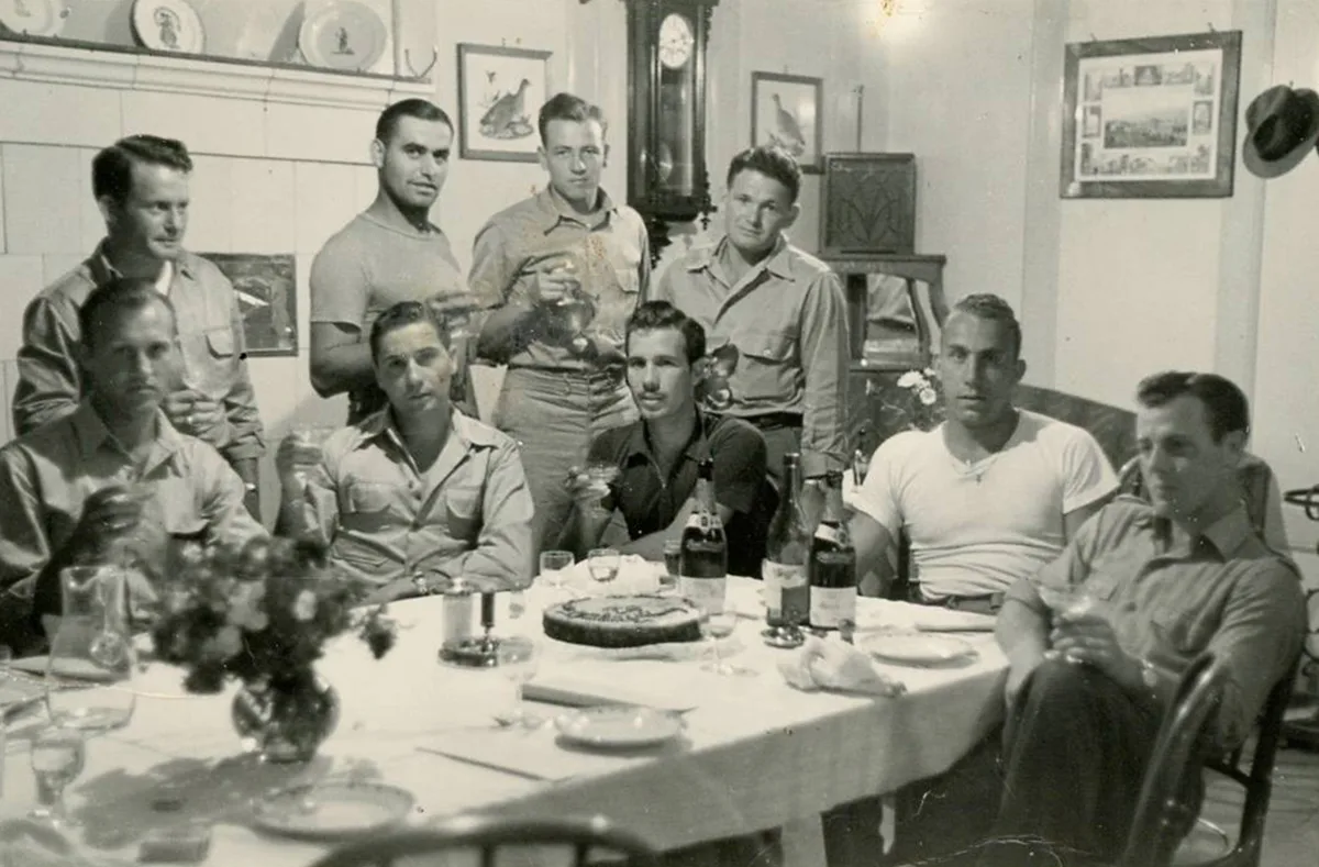 Floyd MacSpadden (zweiter von rechts) und seine Mitstreiter während des Baus des amerikanischen Soldatenfriedhofs in Münsingen (BE). Das Bild wurde 1944 im Hotel Löwen aufgenommen.