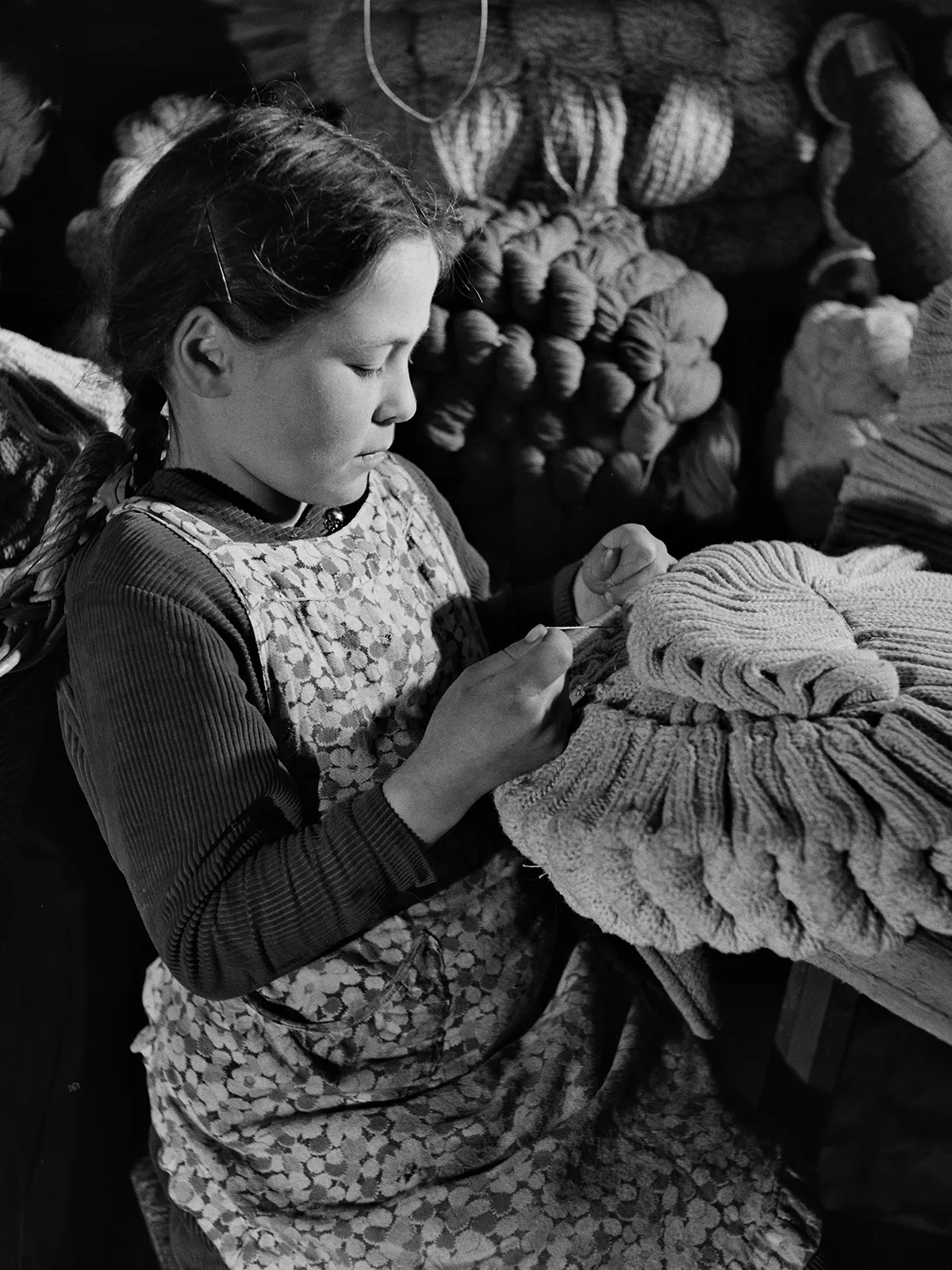 Mädchen bei der Herstellung von Socken, um 1940