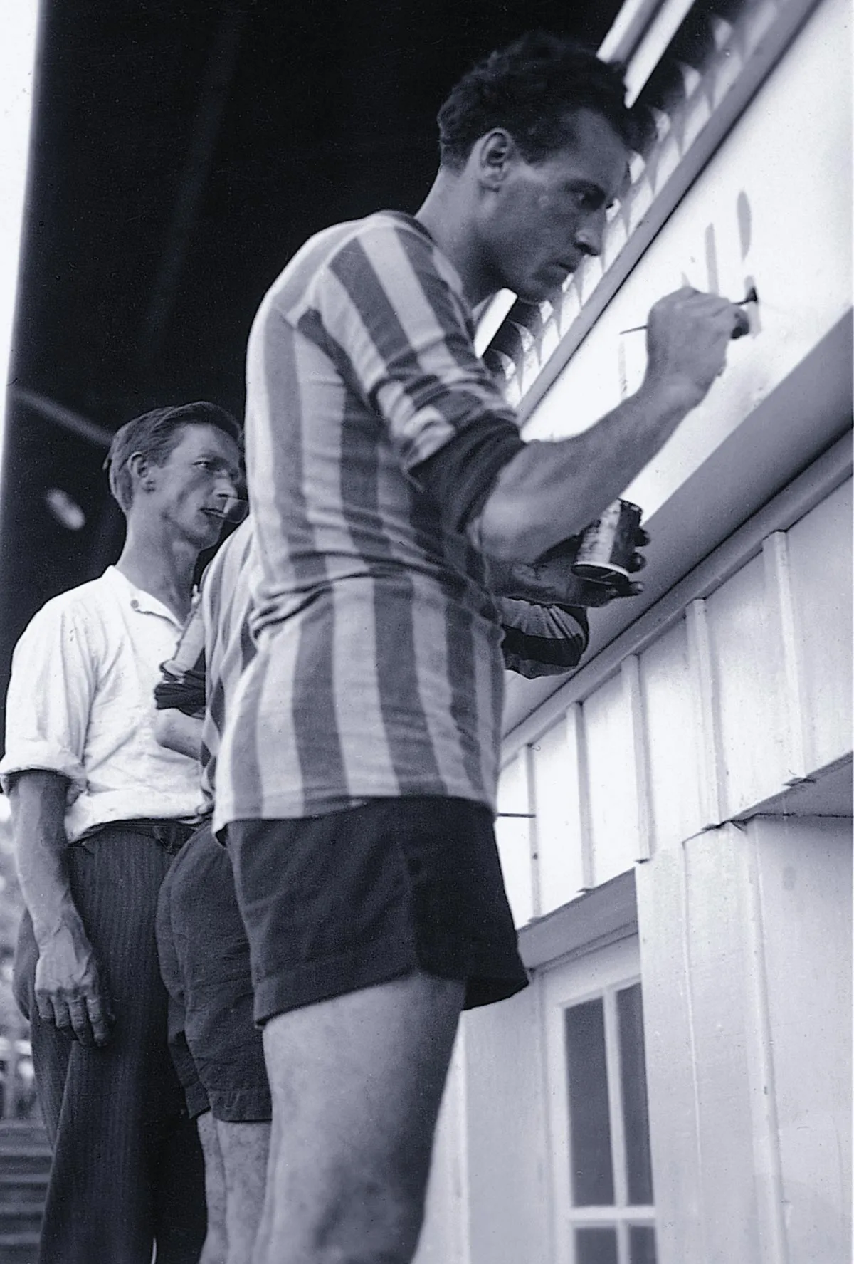 Malen statt Grätschen: YB-Spieler im Wankdorfstadion, 1925.