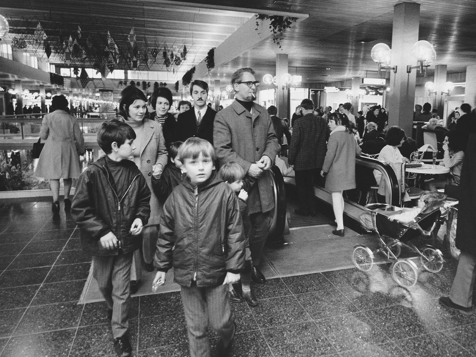 Mall des Shoppi Spreitenbach nach der Eröffnung 1970. Bis zu 70‘000 Menschen fluteten täglich das 200 Meter lange Konsumparadies.