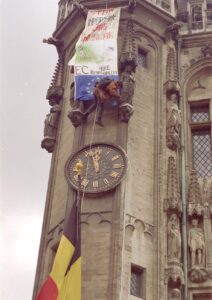 En 1993, Bruno Manser escalade l’hôtel de ville de Bruxelles lors d’une action de protestation.