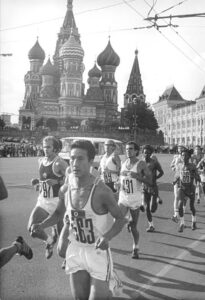 Marathoniens au centre de la ville olympique de Moscou. À gauche, le futur vainqueur Waldemar Cierpinski (RDA).