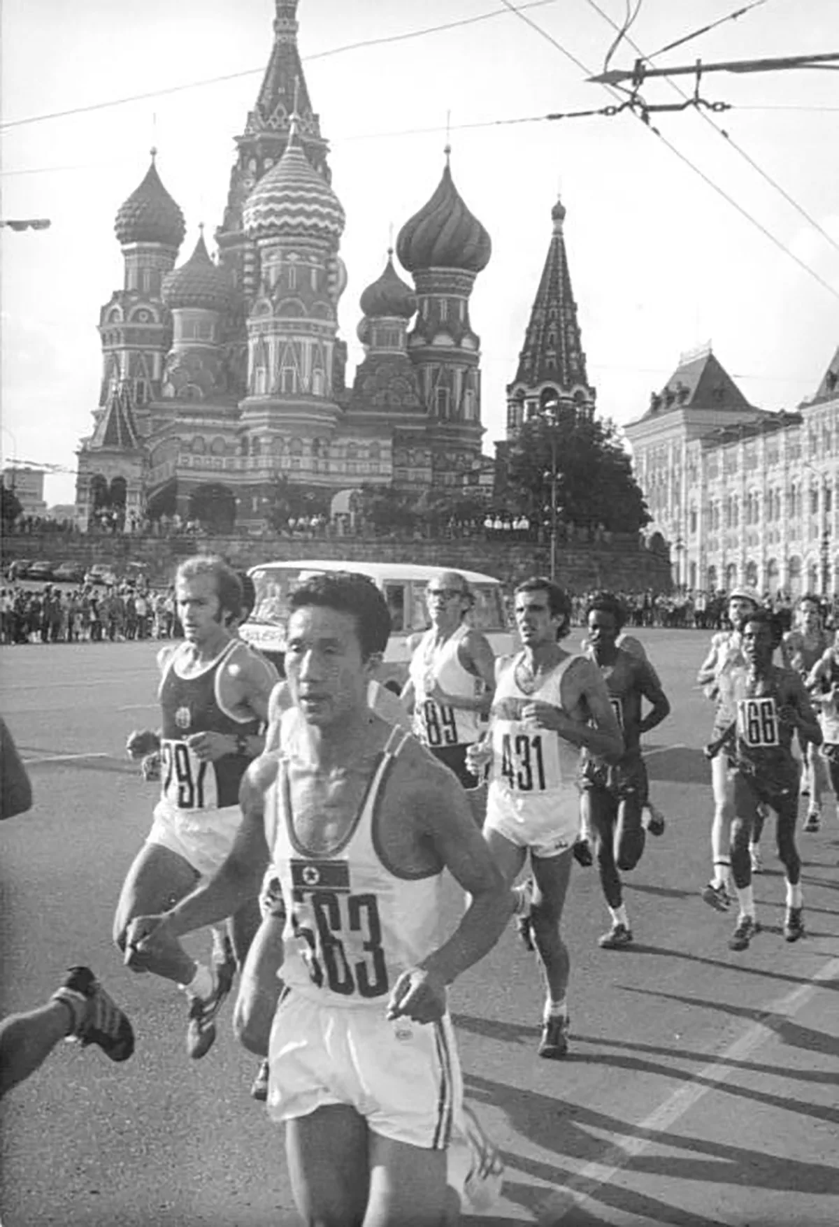 Marathonläufer im Zentrum der Olympiastadt Moskau. Links der spätere Sieger Waldemar Cierpinski (DDR).