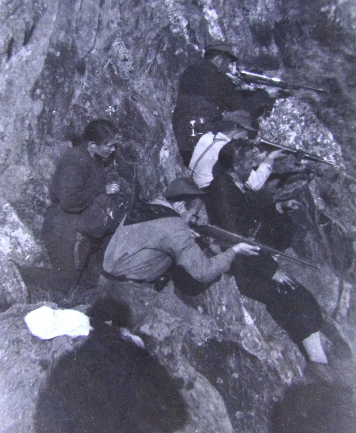 Maria Peron (links) gemeinsam mit Partisanen im Val Grande, 1944.