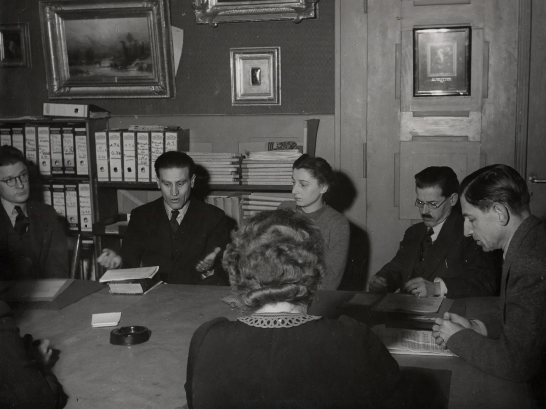 1939 zog Martin Bodmer nach Genf, um sich für das Rote Kreuz zu engagieren. Das Foto zeigt einer Besprechung beim Dienst für intellektuelle Hilfe des IKRK, Martin Bodmer sitzt an der rechten Tischseite.