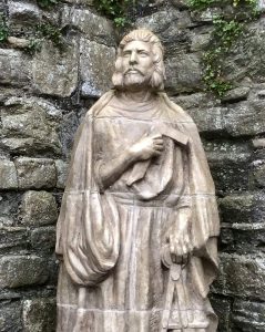 Statue von Baumeister James of St. George in der Burg Beaumaris.