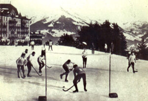 Eishockeymatch in einem Internat oberhalb von Vevey, 1907.