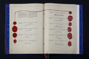 Nach dem Zweiten Weltkrieg gründen zehn westeuropäische Staaten den Europarat. Dieser arbeitet die EMRK aus. Im November 1950 in Rom unterzeichnen die auf 14 angewachsenen Mitgliedstaaten des Europarats die EMRK. Die Schweiz ratifiziert diese 1974.